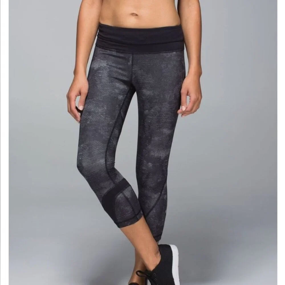 Lululemon Run Inspire Crop II All Full-On Luxtreme Sequin Snake Black Leggings 8
